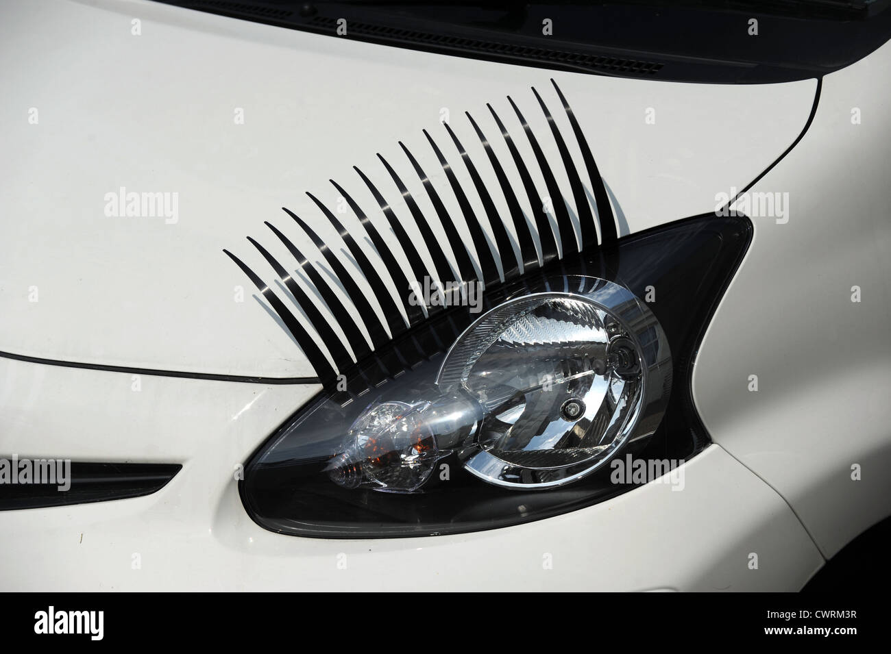 Blaues Auto mit lustigen Wimpern auf Lampe Stockfotografie - Alamy