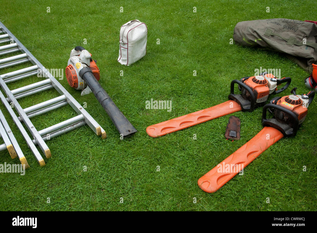 Ausrüstung / Werkzeuge wie Kettensägen, Leitern und Laubbläser, durch eine professionelle Baumpfleger verwendet.  UK Stockfoto