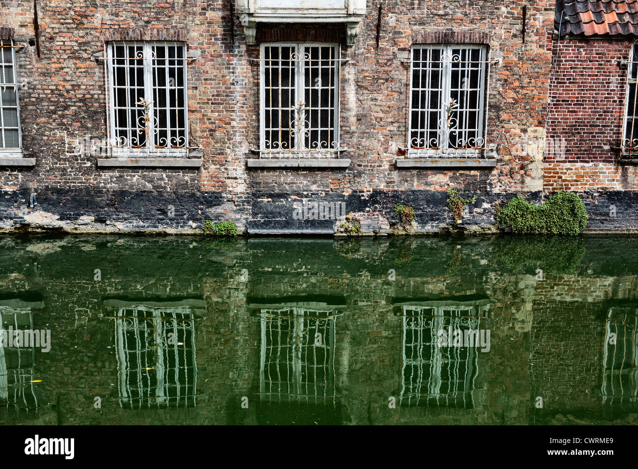 Gebäude und Reflexionen an Gouden-Handrei, Brügge, Belgien Stockfoto