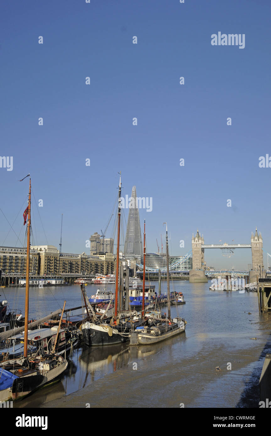 Die Tower Bridge und der Shard Fluss Themse London England Stockfoto