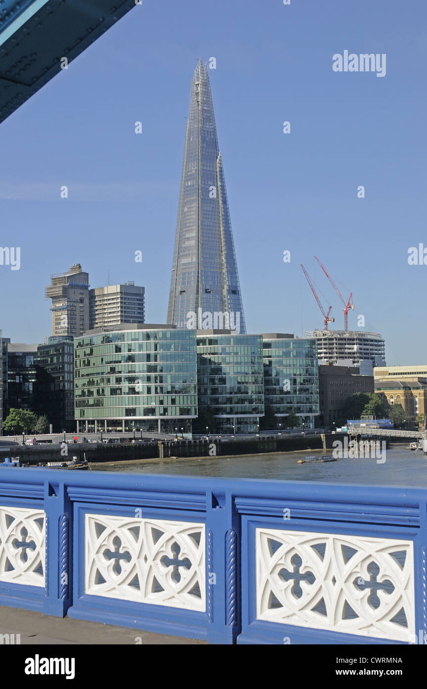 Die Scherbe betrachtet von Tower Bridge London England Stockfoto