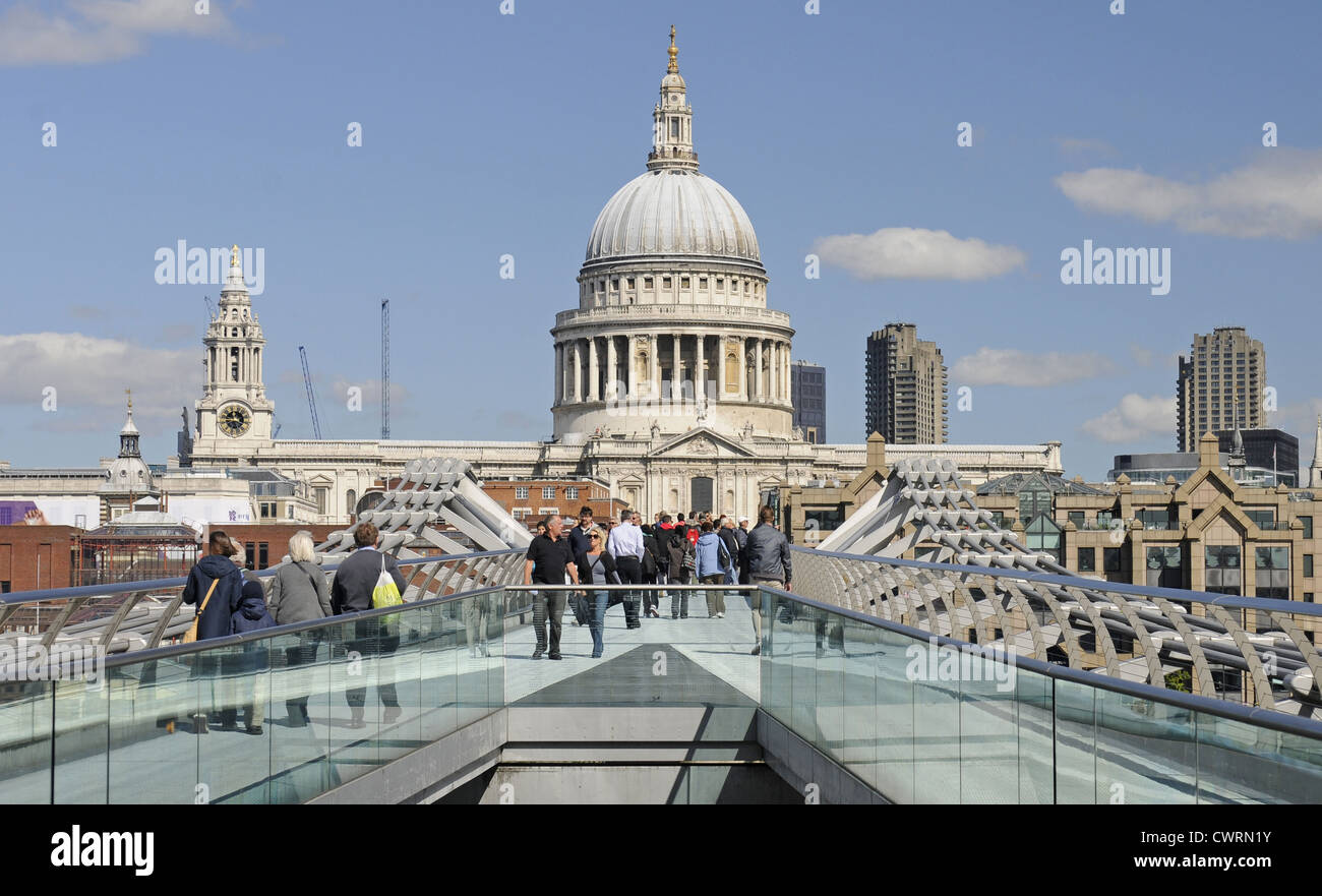 Millennium Bridge und St. Pauls Cathedral London England Stockfoto