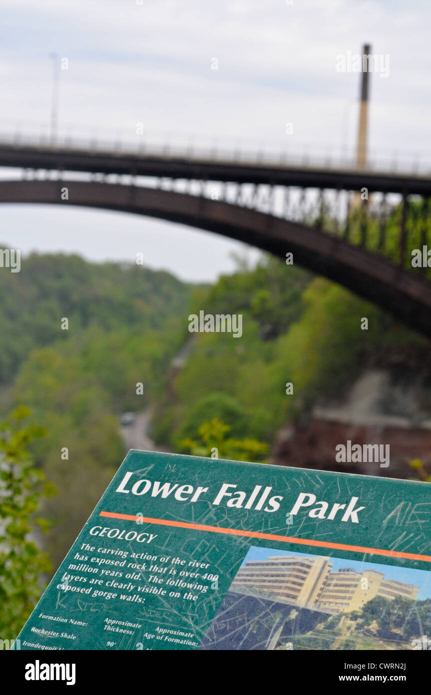 Lower Falls Park mit Park-Brücke über den Genesee River in Rochester, New York USA fahren. Stockfoto