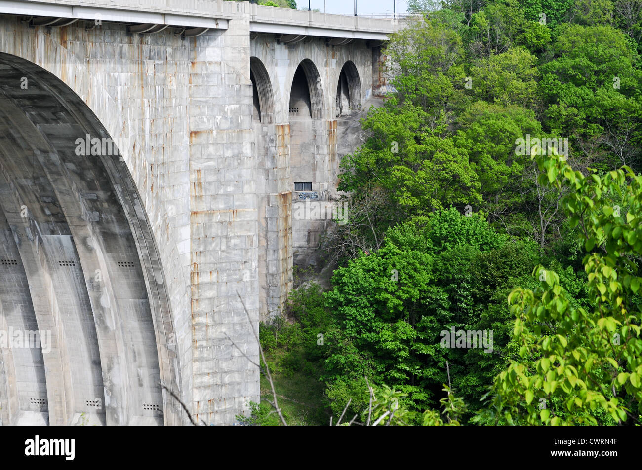 Ridge Road Veterans Memorial Bridge über den Genesee River in Rochester, New York USA. Stockfoto