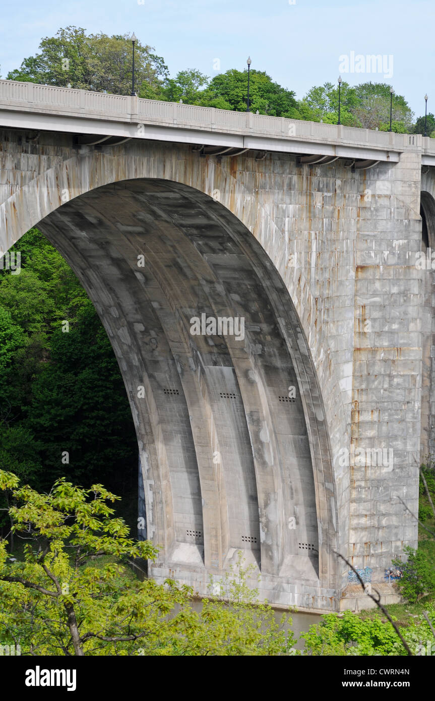 Ridge Road Veterans Memorial Bridge über den Genesee River in Rochester, New York USA. Stockfoto