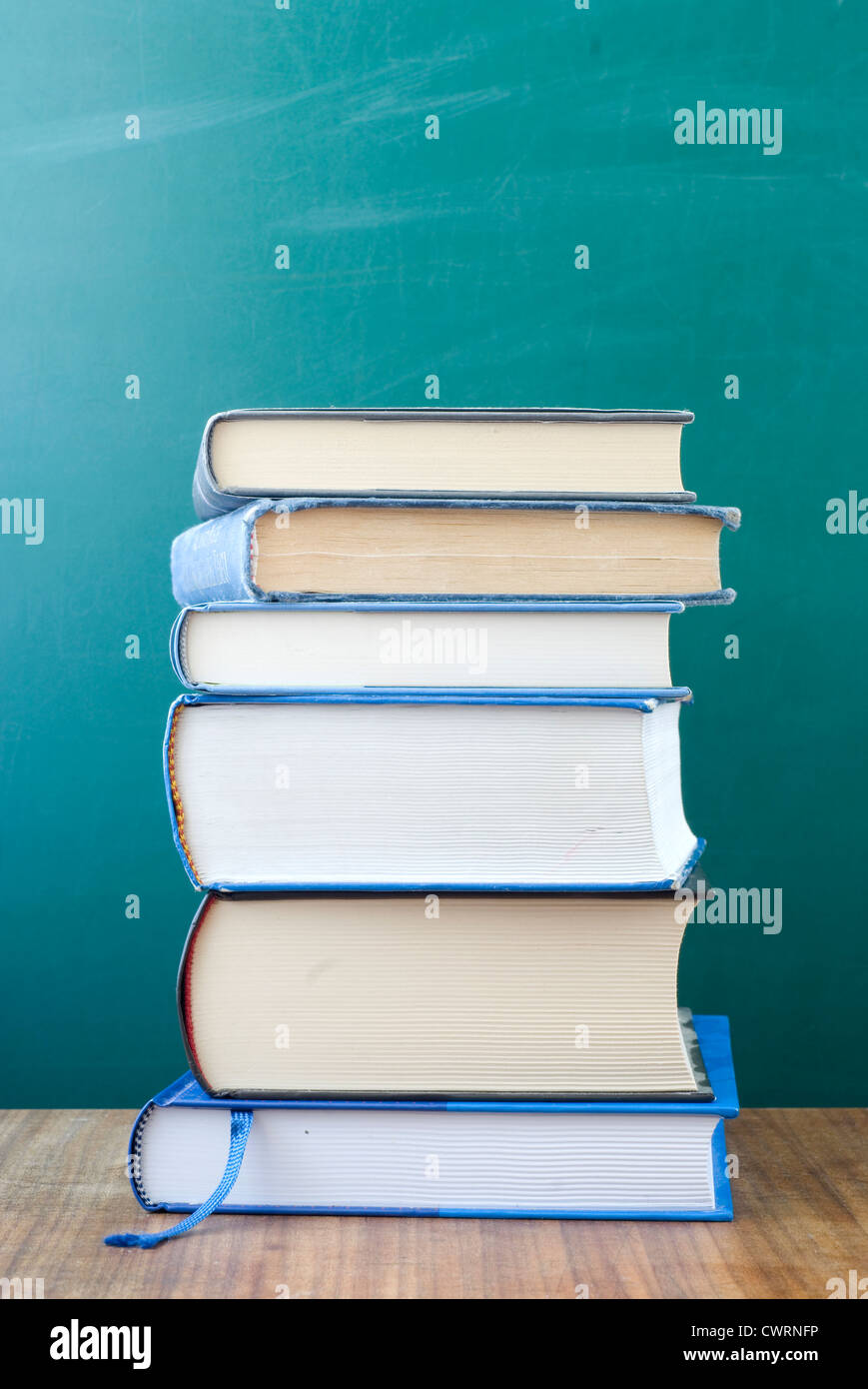 Stapel Bücher auf dem Schreibtisch. Stockfoto