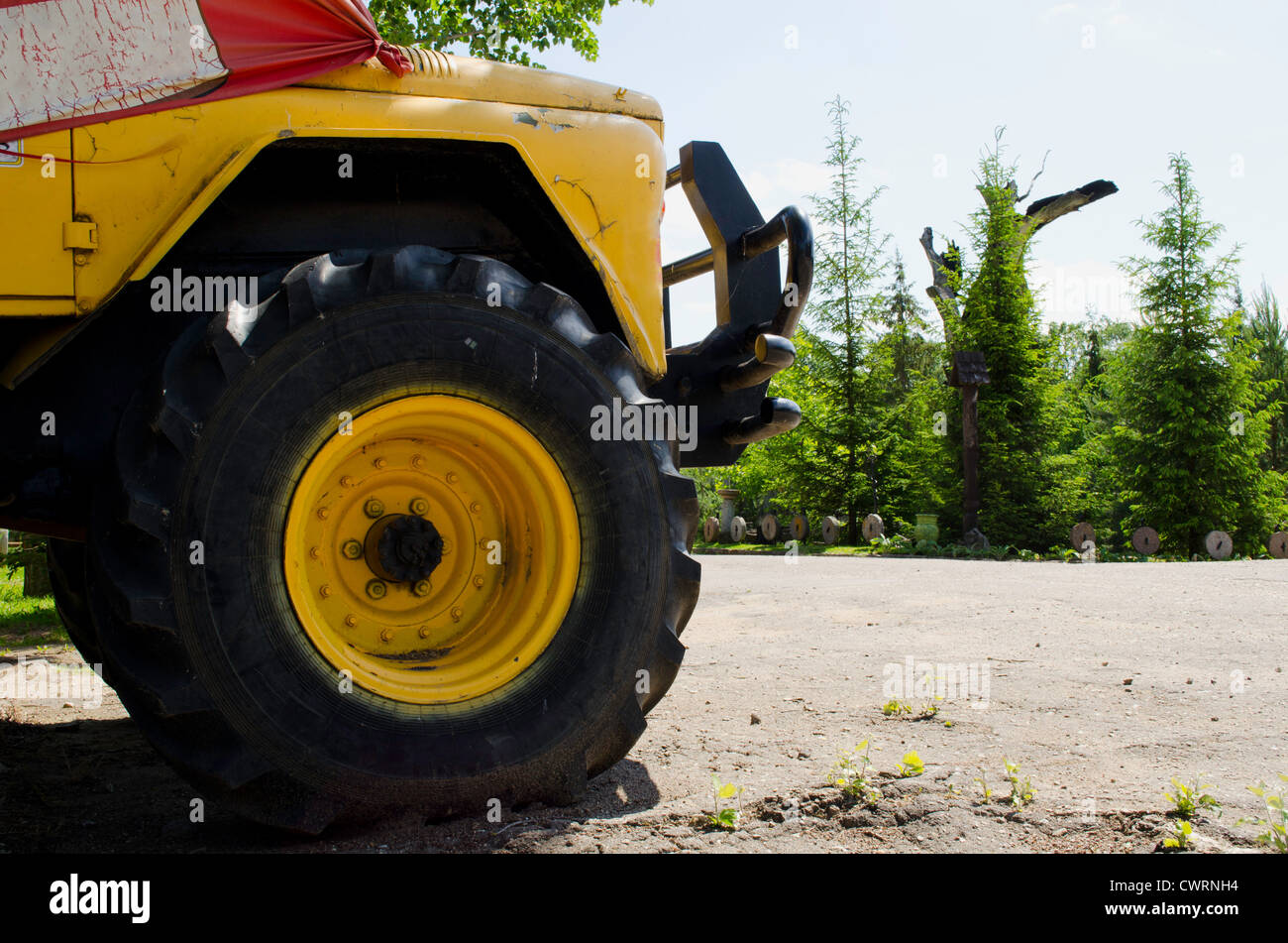 Riesige alte Güterwagen Rad Nahaufnahme im Park. Landwirtschaftliche Maschinen. Stockfoto