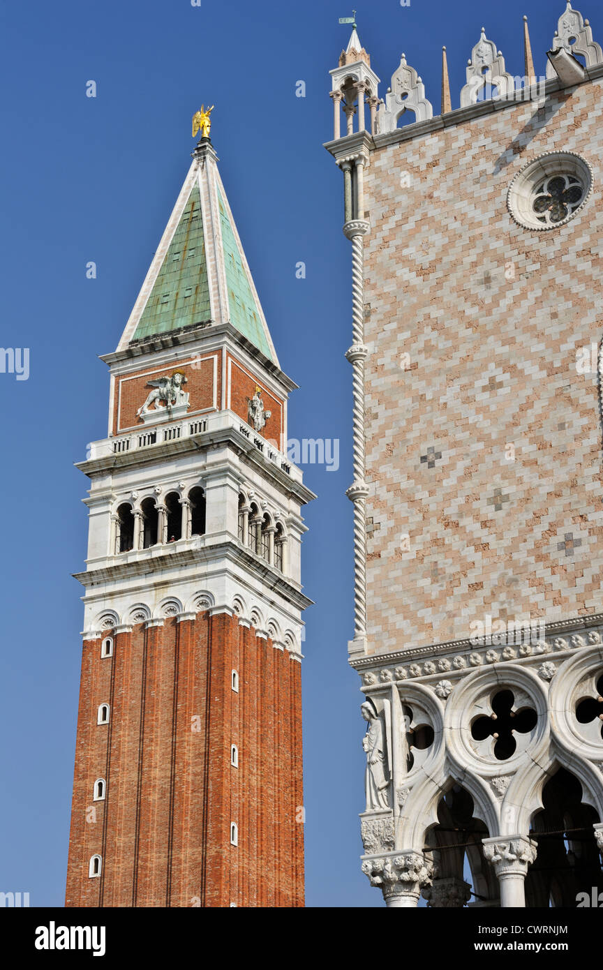 Campanile und Heilige Statue an der Ecke der Dogenpalast, Venedig, Italien. Stockfoto
