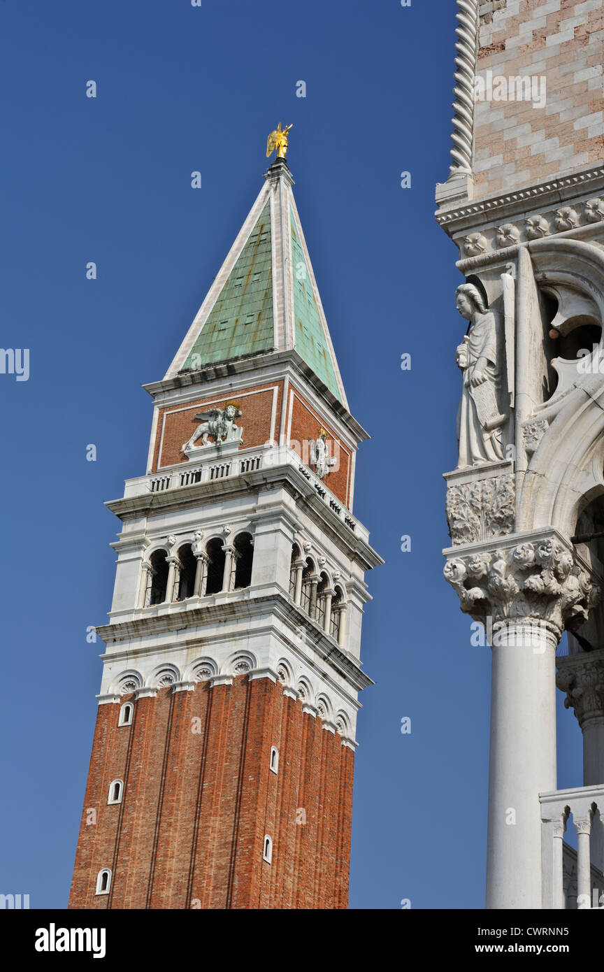 Campanile und Heilige Statue an der Ecke der Dogenpalast, Venedig, Italien. Stockfoto