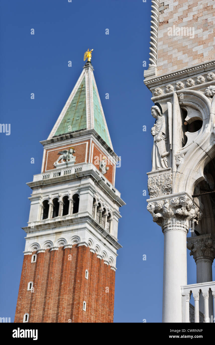 Campanile und Heilige Statue an der Ecke der Dogenpalast, Venedig, Italien. Stockfoto