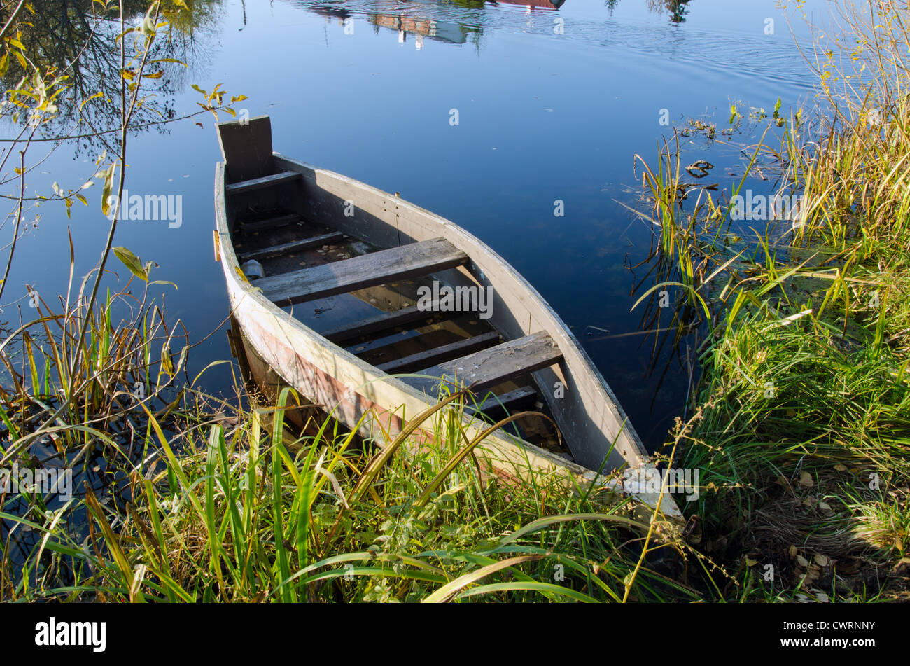 Retro-Holzboot Rest am Seeufer. Alten Wasser-Transport-Objekt. Stockfoto