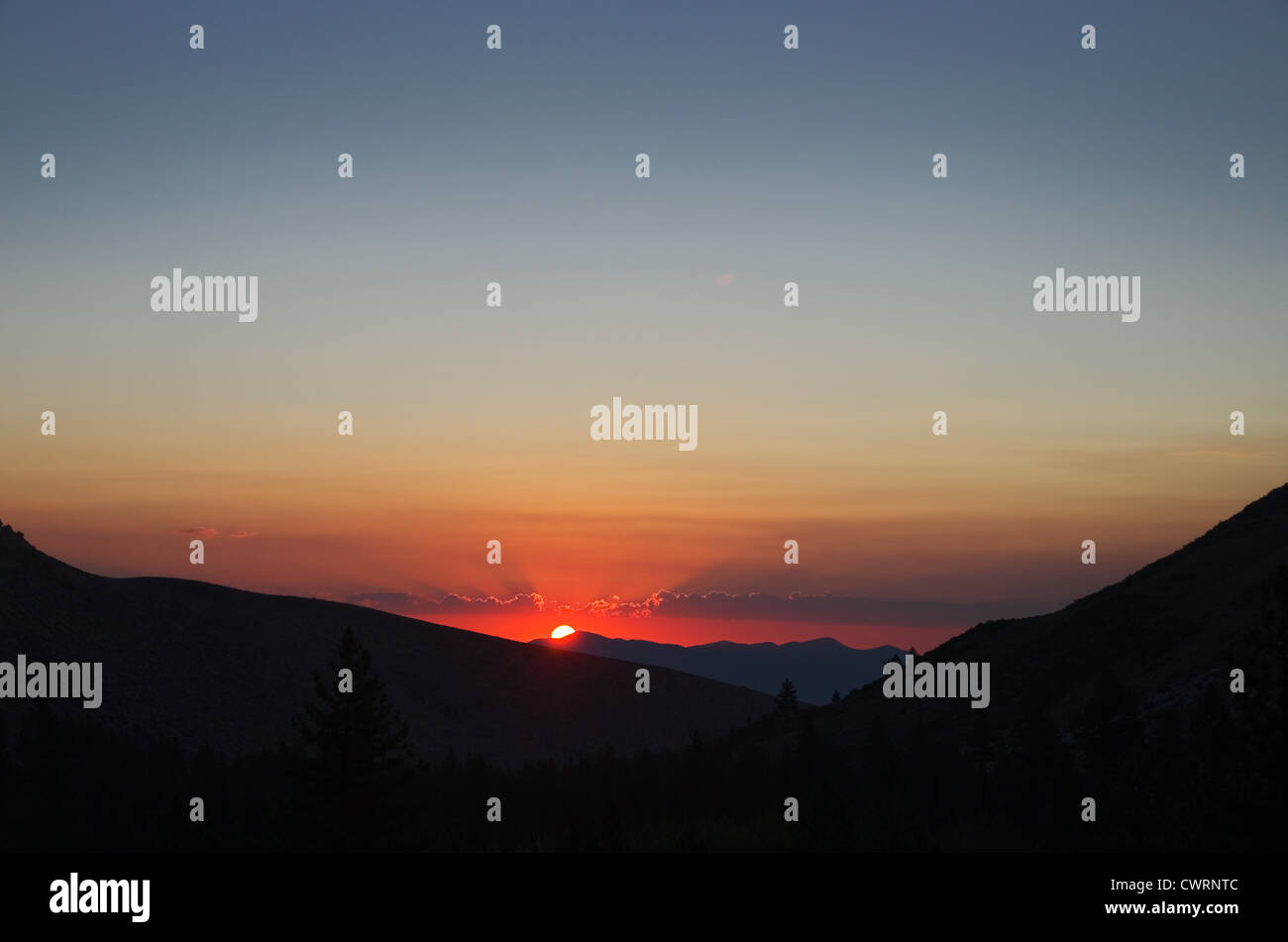 Berg-Sonnenaufgang hell umrandete Wolken mit Textfreiraum Stockfoto