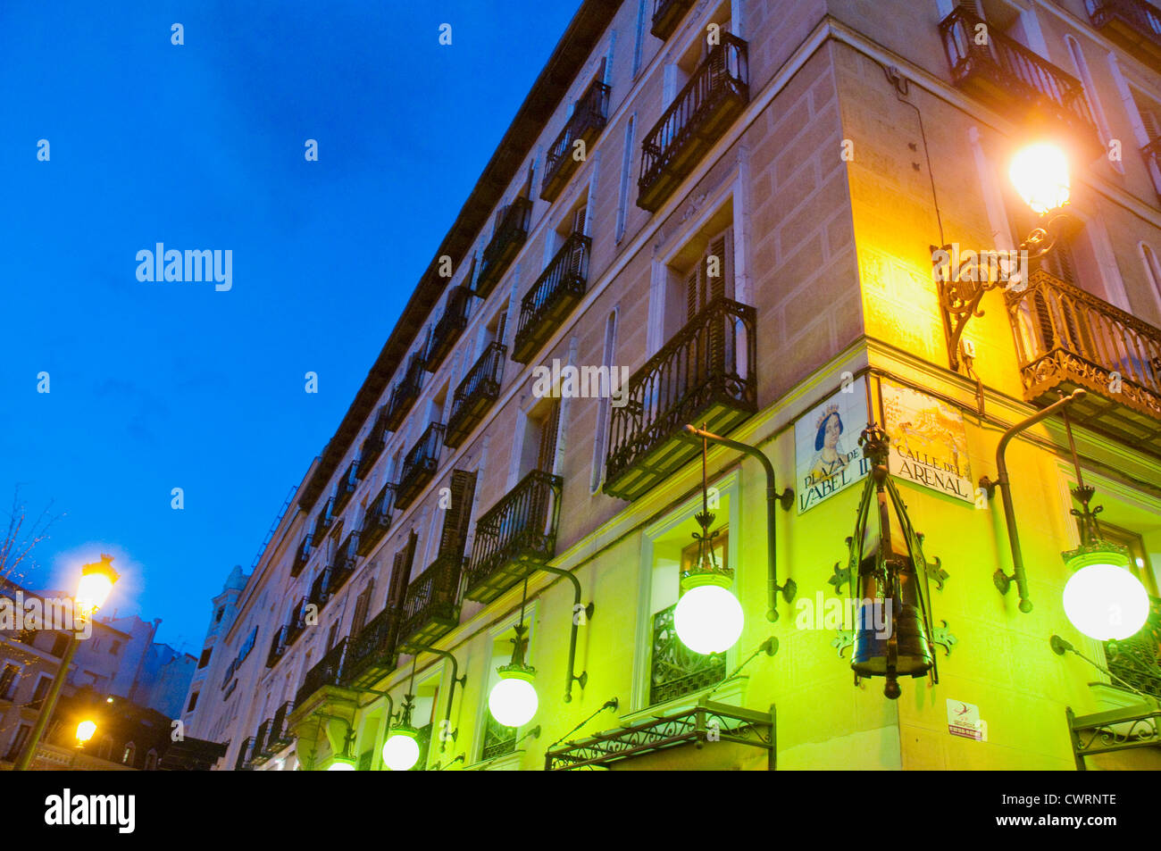 Fassade von Isabel II Platz, Nachtansicht. Madrid, Spanien. Stockfoto