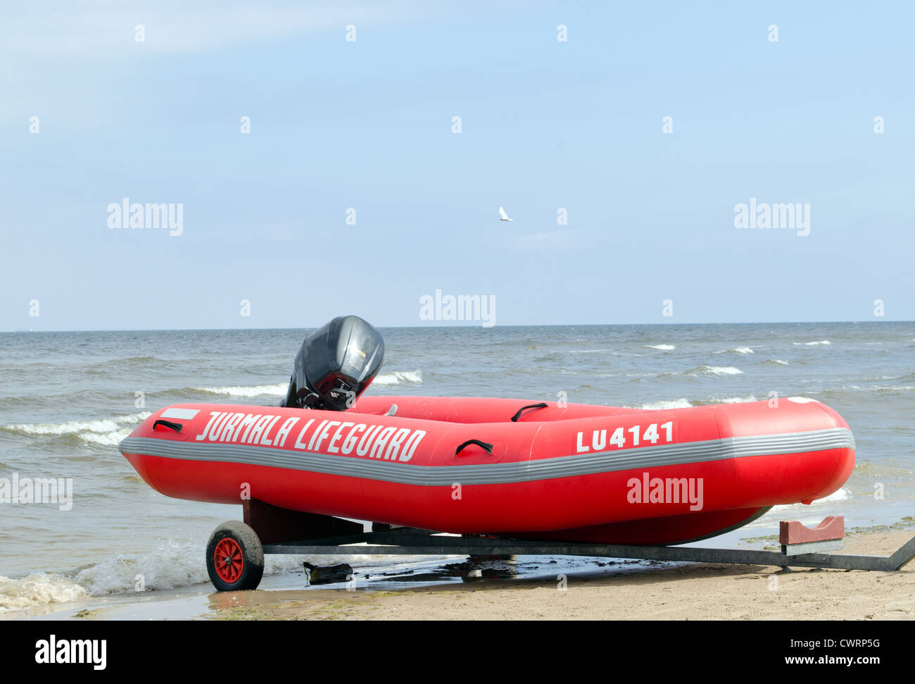 Rettungsschwimmer Schlauchboot auf Transport Anhänger am Meeresufer. Stockfoto