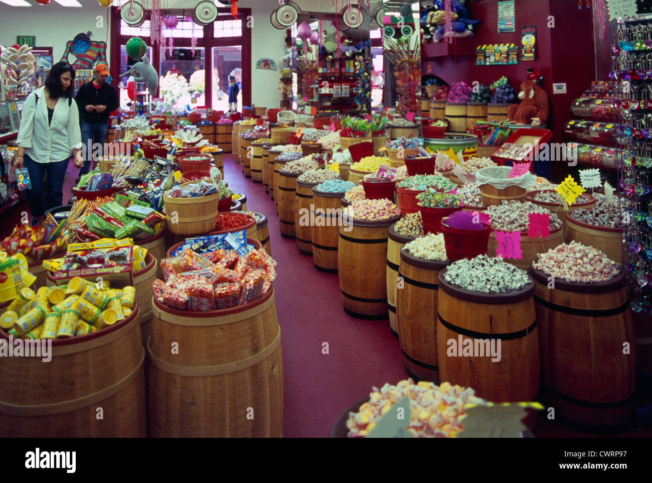 Fässer von Salz Wasser Taffy und verschiedene Süßigkeiten zum Verkauf in Candy Store, Kalifornien, USA Stockfoto