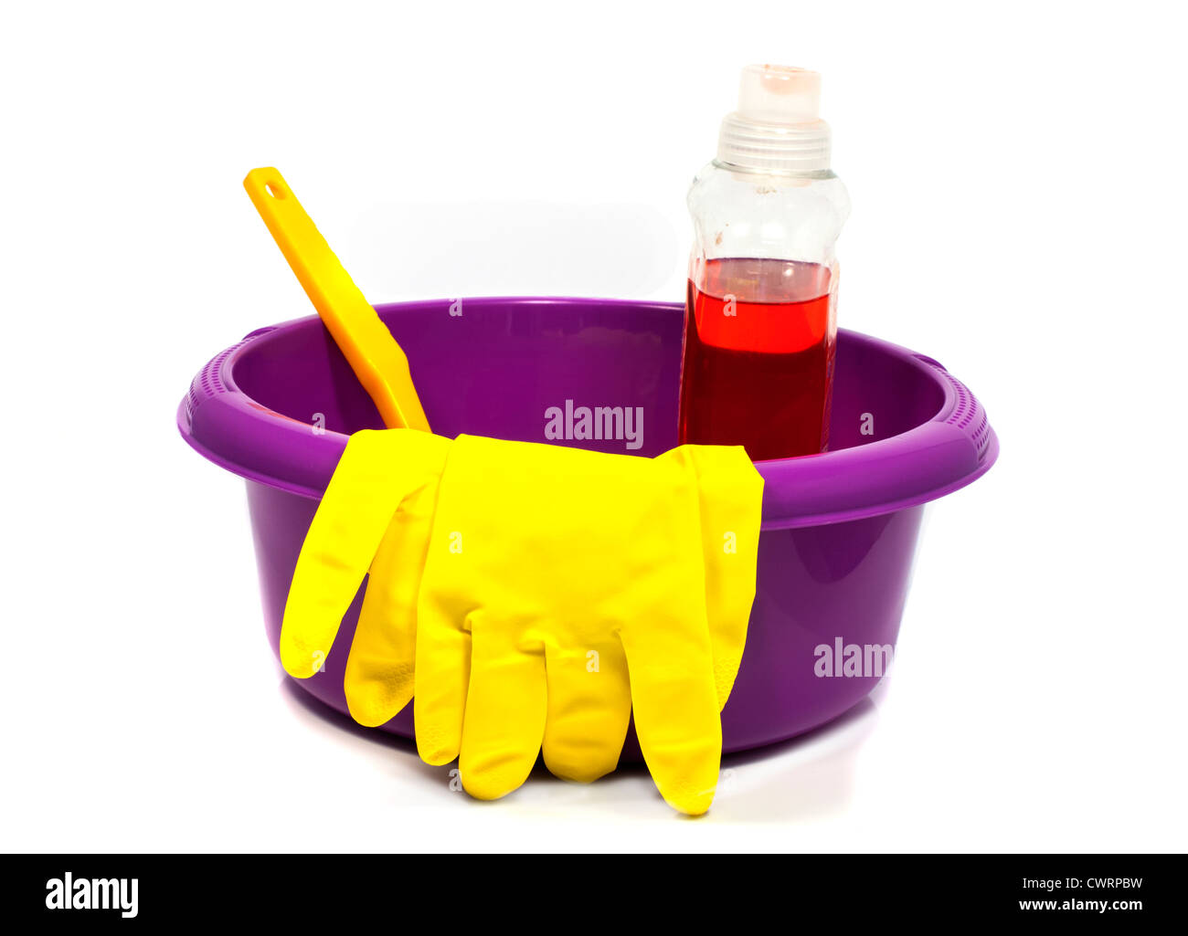 Kunststoff rosa Waschbecken mit Reinigung Werkzeuge Islated auf weiß Stockfoto