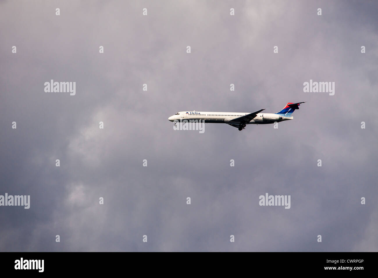 Delta Jet Flugzeug kommt in Portland, Maine für die Landung. Stockfoto