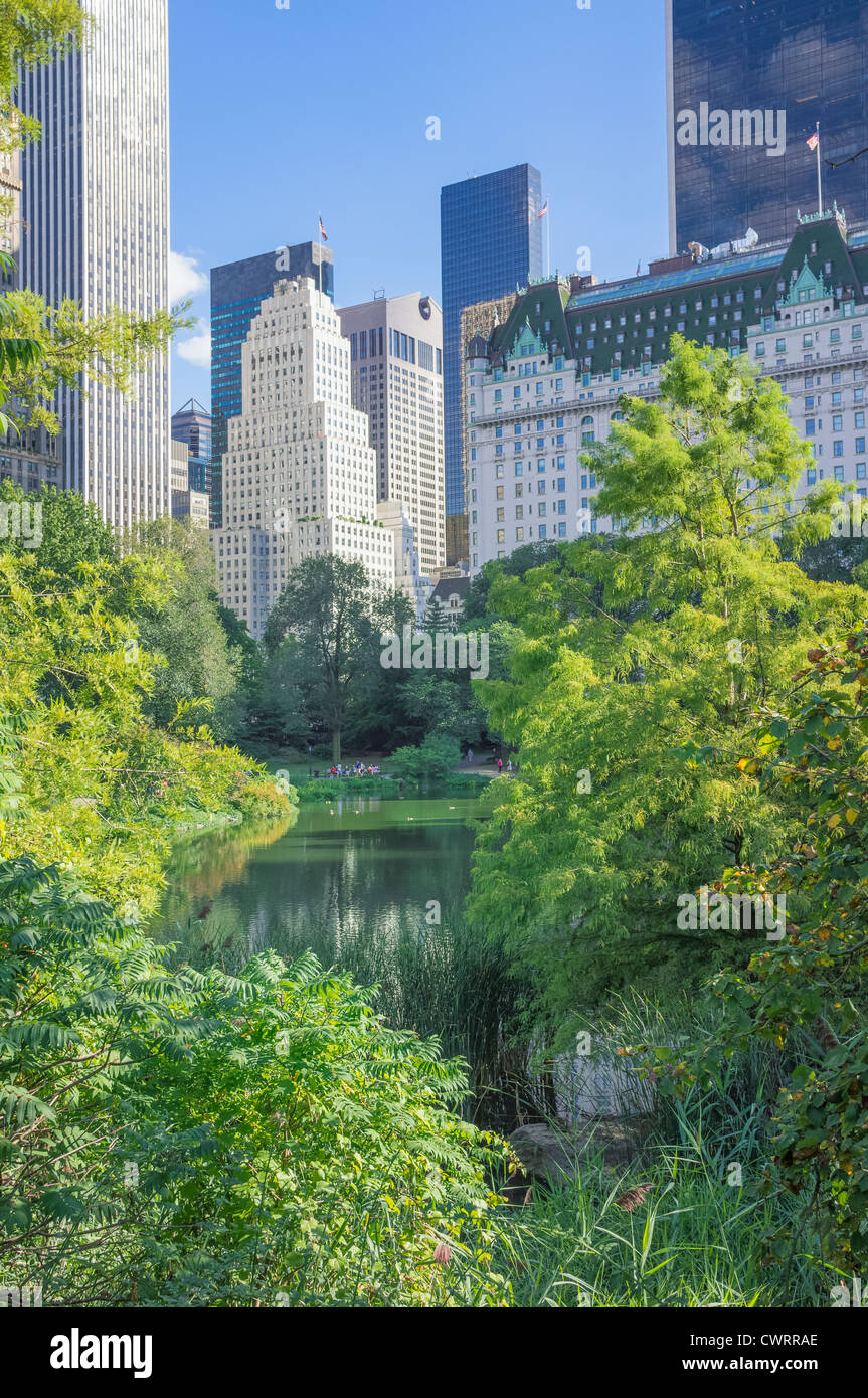 Central Park in New York: The Pond und Central Park South einschließlich des Plaza-Hotels an der 59th Street Stockfoto