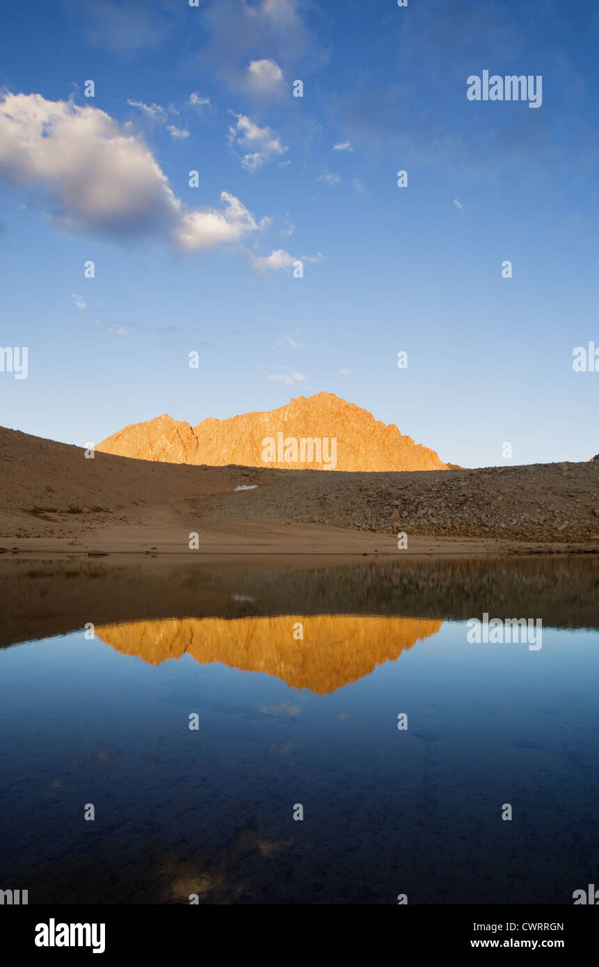 Mount Williamson Reflexion in einem See in der high Sierra mit orange Abend Alpenglühen Beleuchtung Stockfoto