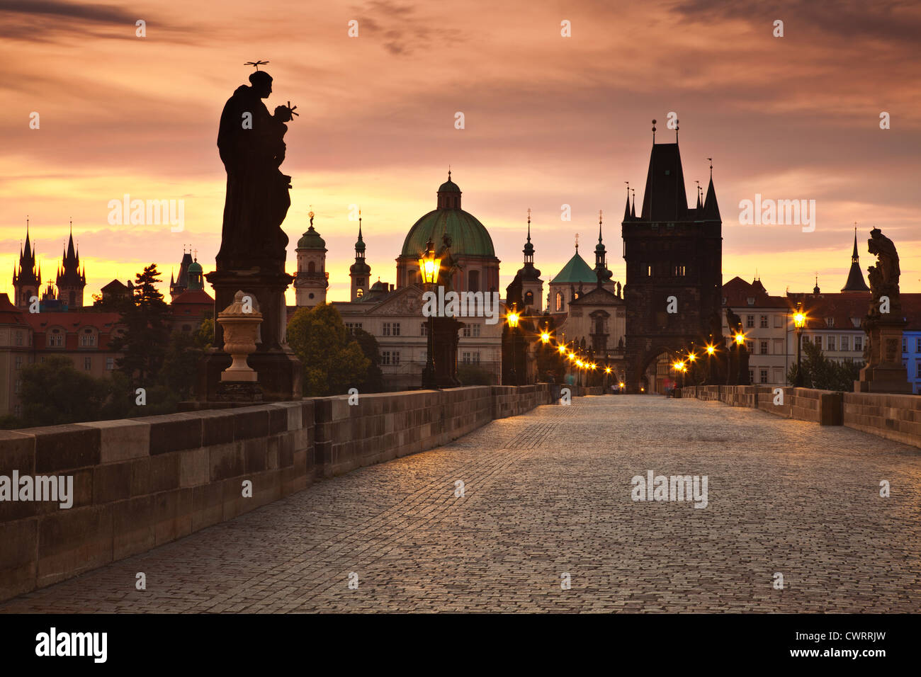Charles Brücke, illuminierte Most in Prag in der Morgendämmerung Stockfoto