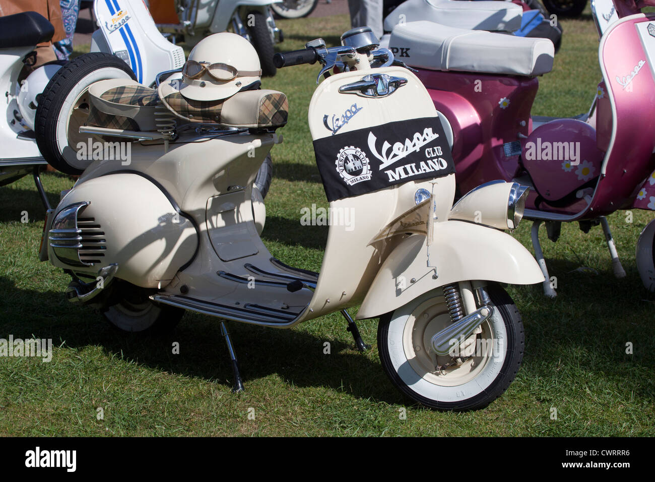 Klassische Vespa-Roller mit Milano Club Schärpe Stockfoto