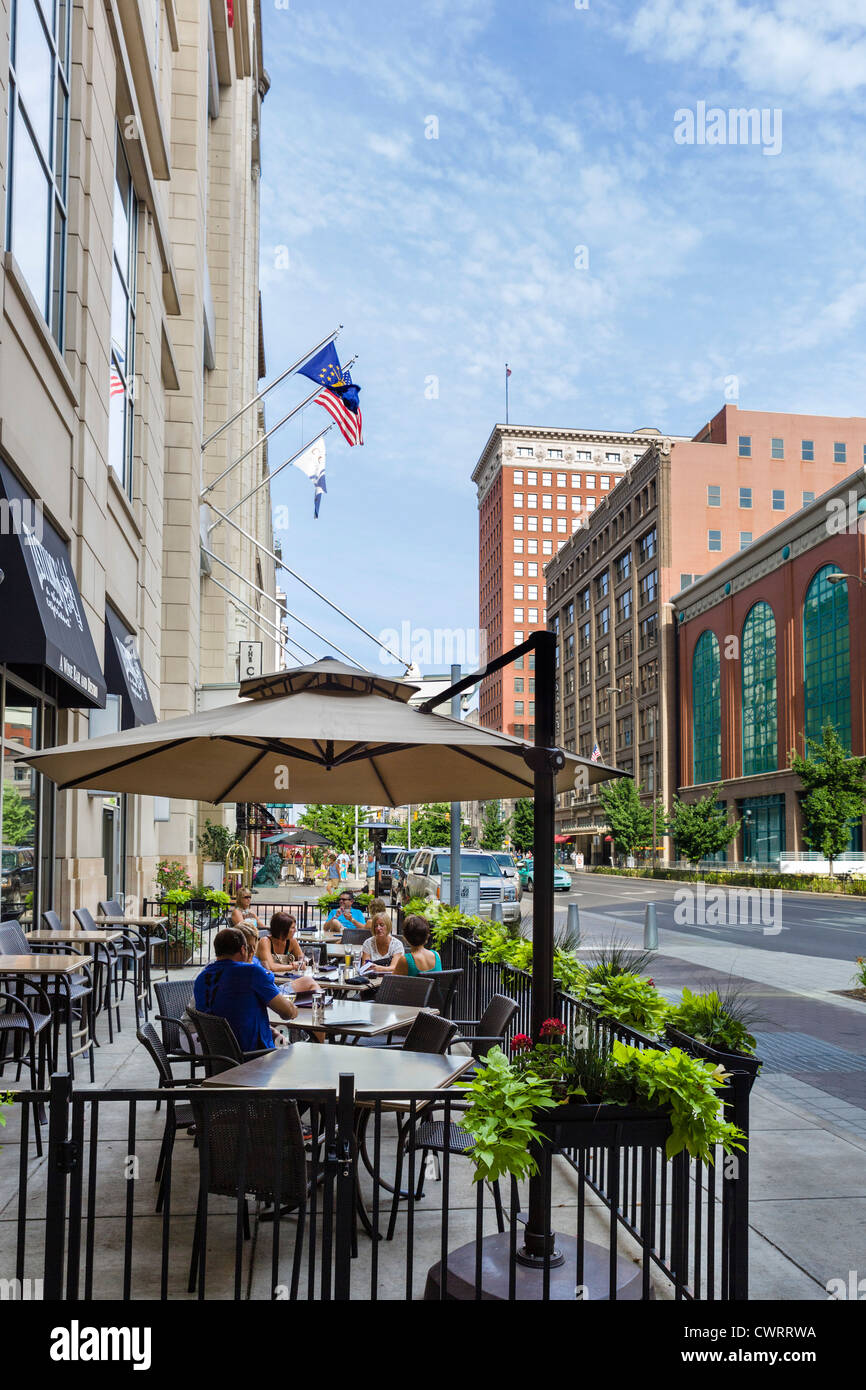 Weinbars &amp; Weinstuben Verkostungen auf West Washington Street in der Innenstadt von Indianapolis, Indiana, USA Stockfoto