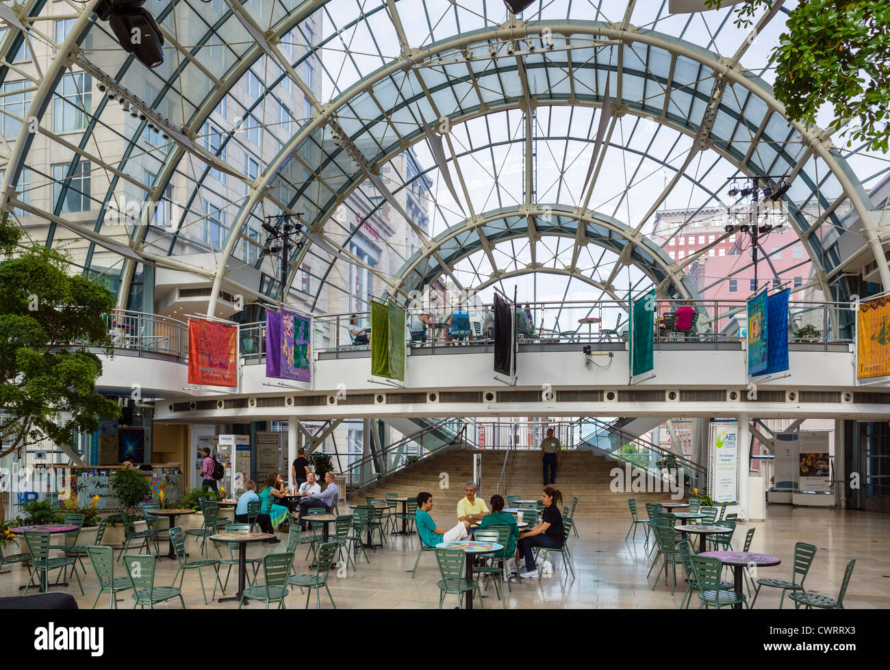 Cafe in der Indianapolis-ArtsGarden in Illinois und Washington in der Innenstadt von Indianapolis, Indiana, USA Stockfoto