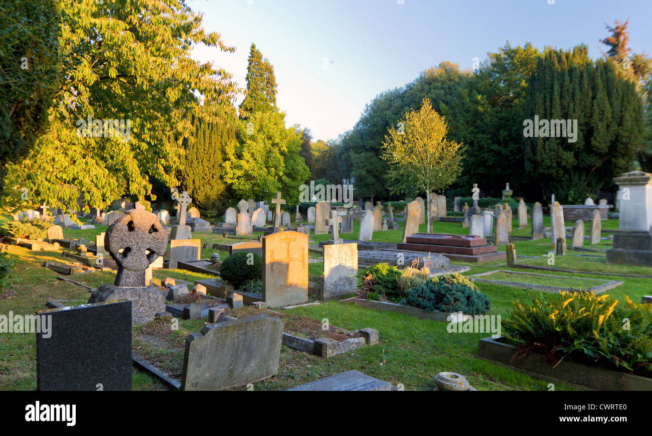 Friedhof bei Sonnenuntergang in England Stockfoto