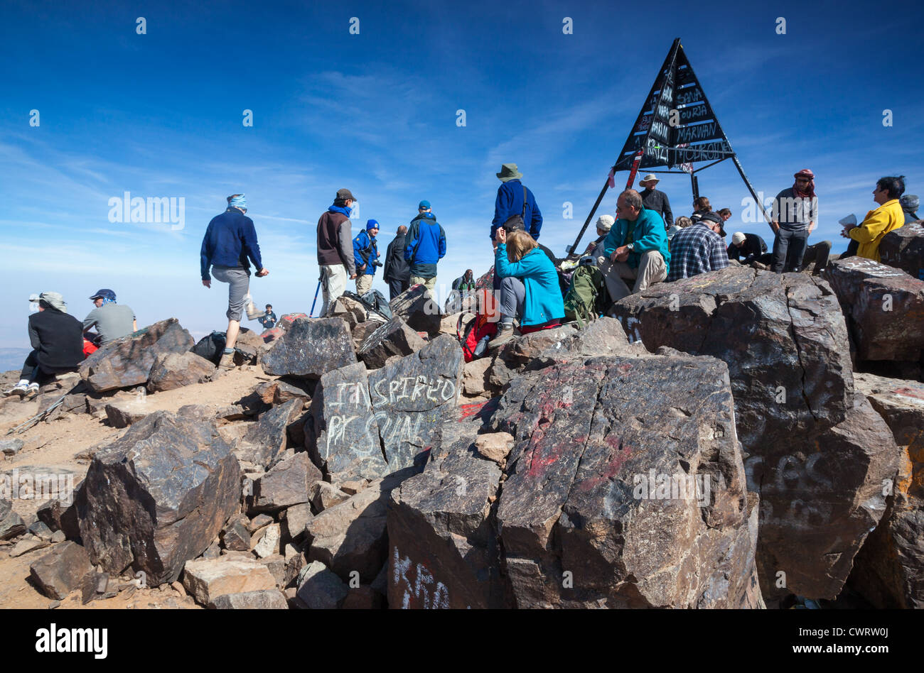 Bergsteiger ruht auf dem Gipfel des Toubkal (4167m), der höchste Berg im Atlas-Gebirge in Marokko in Nordafrika. Stockfoto