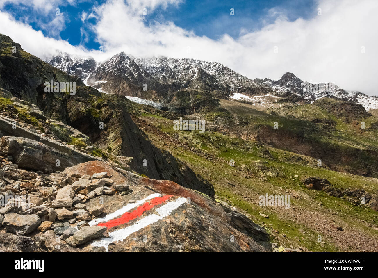 Einer lackierten Markierung zeigt die Art und Weise an den unteren Hängen des Gemshorn in der Nähe von Saas Fee in der Schweiz. Stockfoto