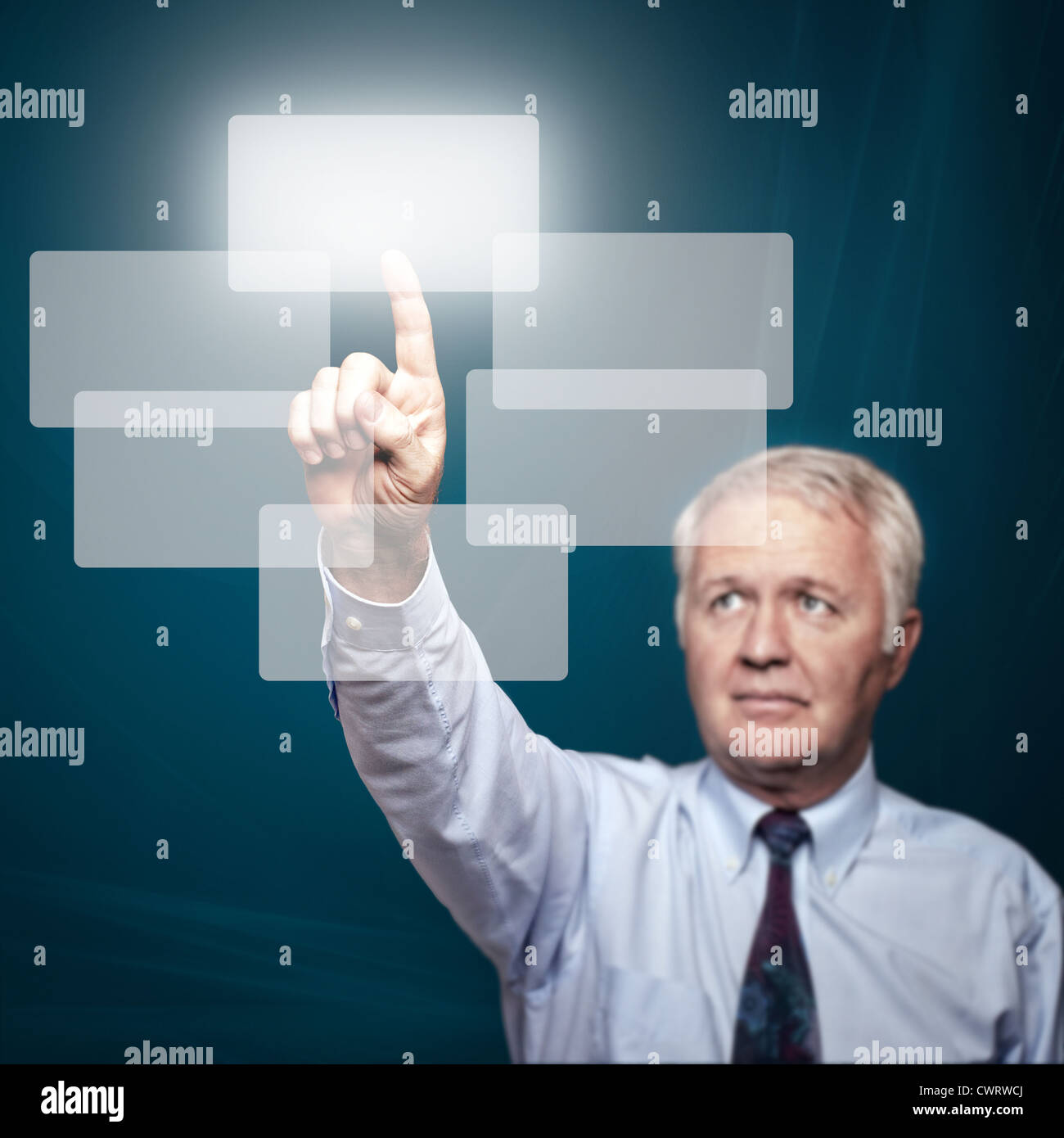 Business-Mann zeigt wichtige Dinge auf großen Touch-screen Stockfoto