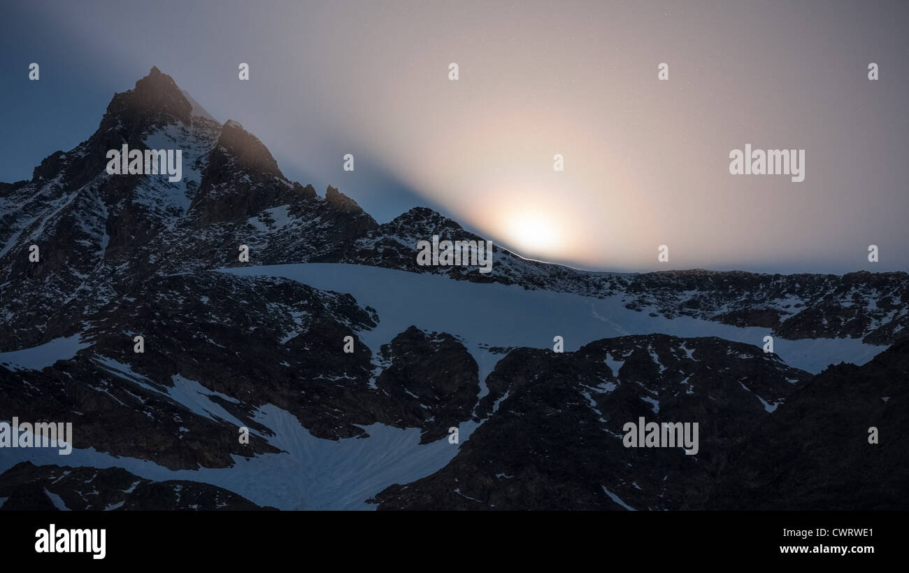 Die Sonne geht hinter dem Dom und leuchtet der Schnee und Eiskristalle Abblasen oben einen schöne Halo-Effekt geben. Saas Fee der Schweiz. Stockfoto