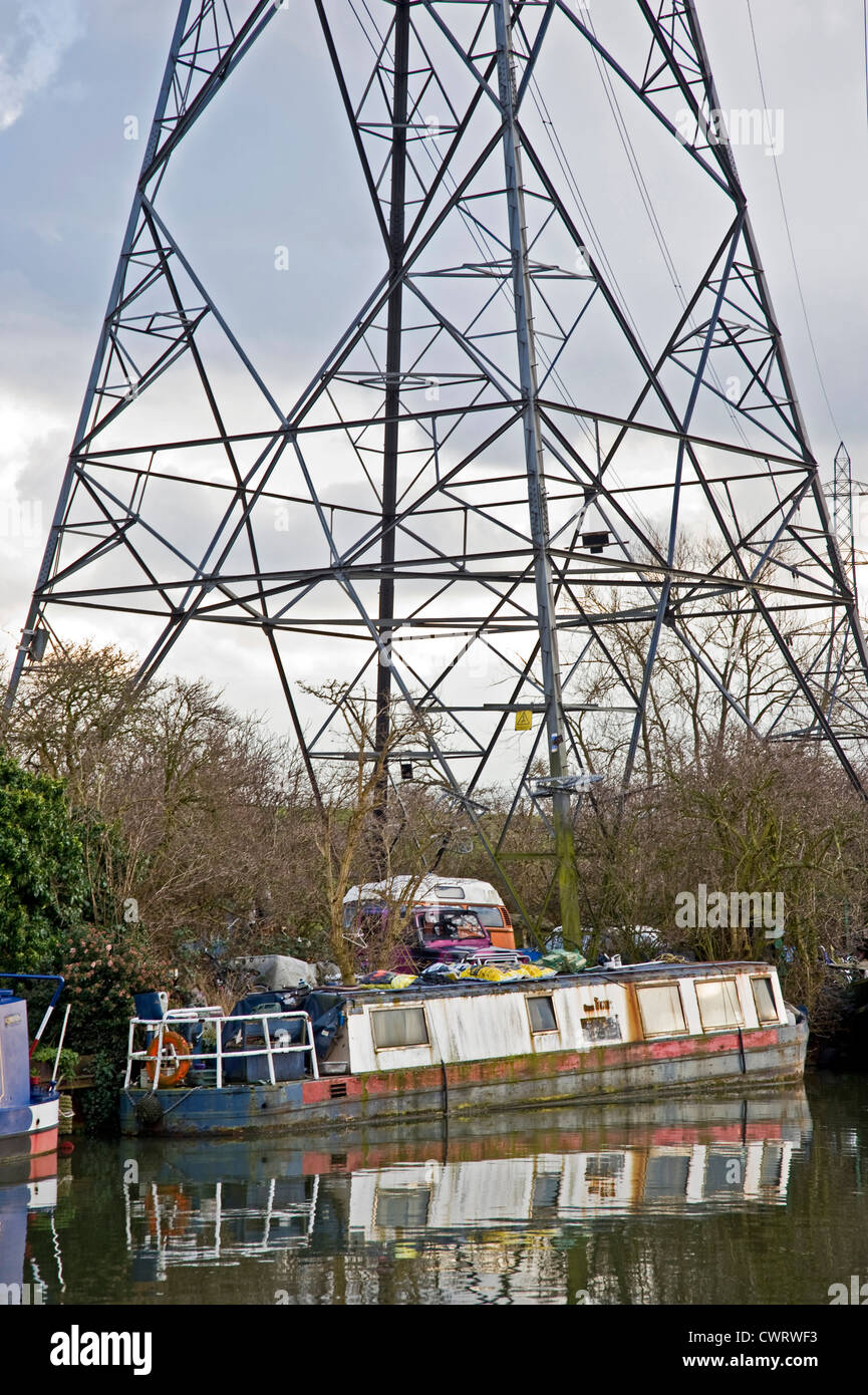 River Lee Schifffahrtskanal bei Tottenham Hale, mit Lastkähne und Strommast Stockfoto