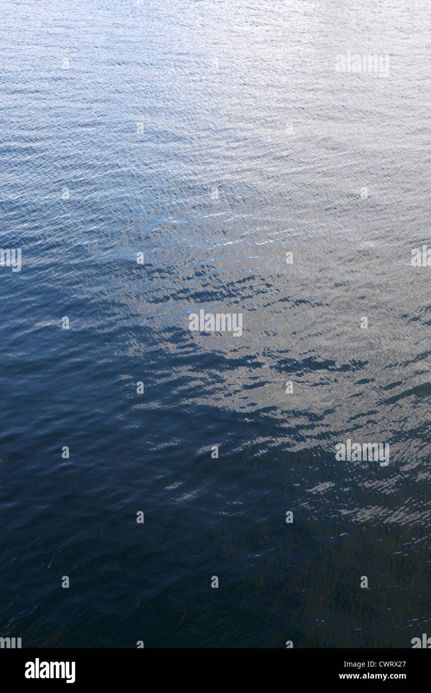 Strecke von offenen ruhigen blauen Wasser blickte, Cornwall, UK Stockfoto