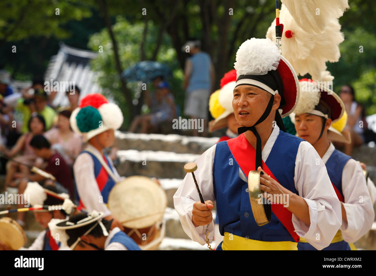 Einer der Bauern Tänzer führt die Gruppe in der Bauern Tanz Zeremonie an der Korean Folk Village in Yongin, Korea. Stockfoto