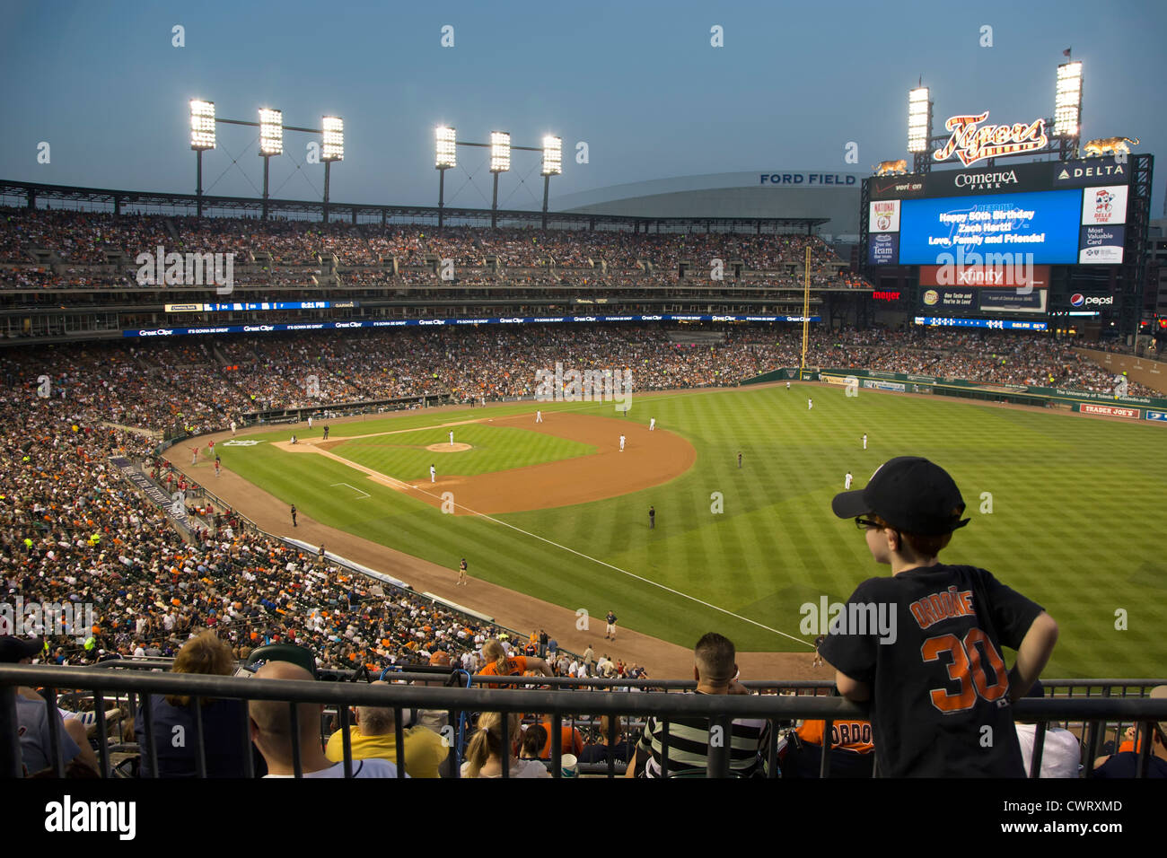 Detroit, Michigan - spielen den Detroit Tigers vor einem ausverkauften Stadion Comerica Park. Stockfoto