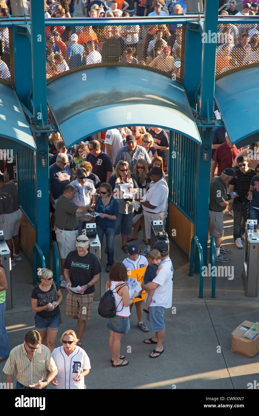 Detroit, Michigan - Baseball-Fans geben Sie Comerica Park für ein Spiel der Detroit Tigers. Stockfoto