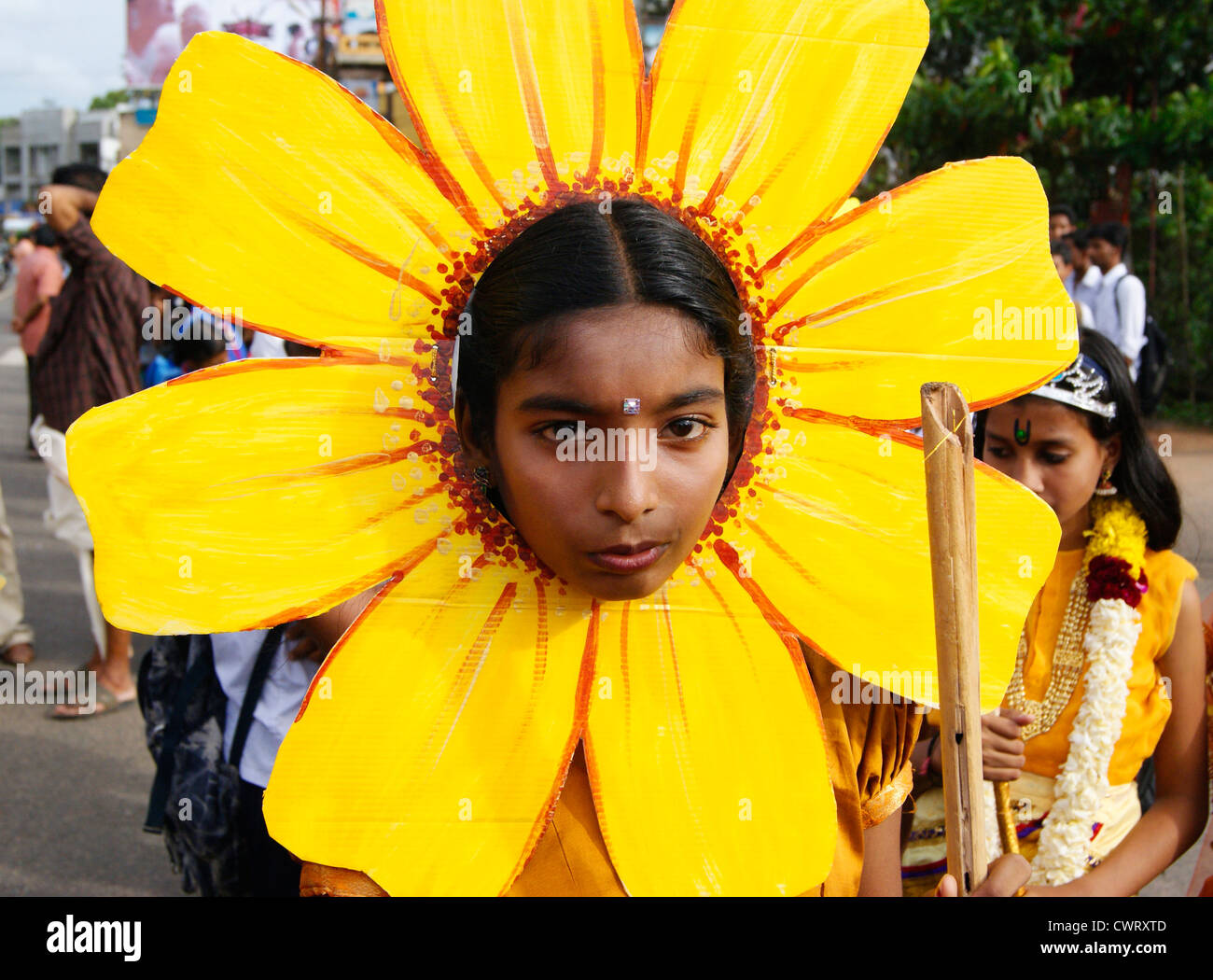 Ein Schulmädchen mit Sonnenblume Modell Thema auf Kopf während der Onam Feier Kulturprogramm Prozession in Kerala Indien Stockfoto