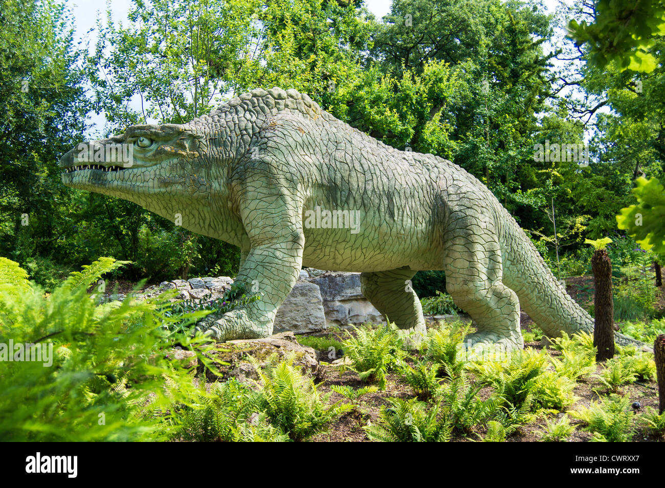Megalosaurus – Crystal Palace Park Dinosaurier vom Bildhauer Benjamin Waterhouse Hawkins Stockfoto