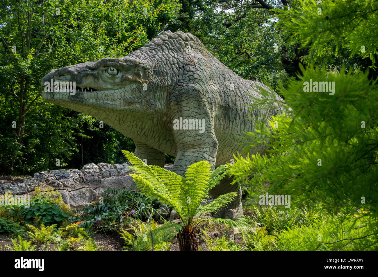 Megalosaurus, Crystal Palace Park Dinosaurier vom Bildhauer Benjamin Waterhouse Hawkins Stockfoto