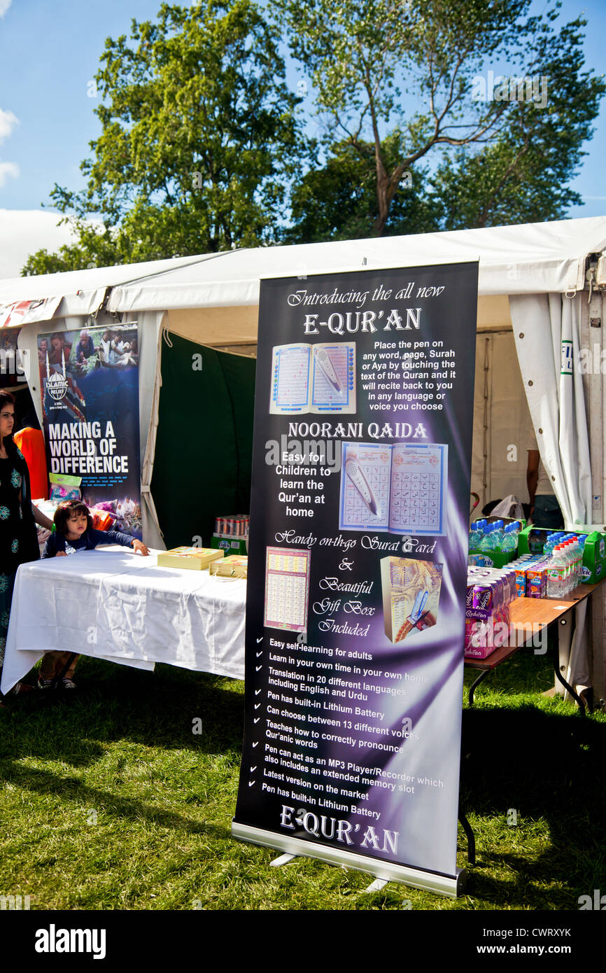 Eine Frau und Kind auf der Suche in einem Stall zu verkaufen E-Qur'ans, eine elektronische Version des Heiligen Koran, Edinburgh Mela, Leith Links Stockfoto