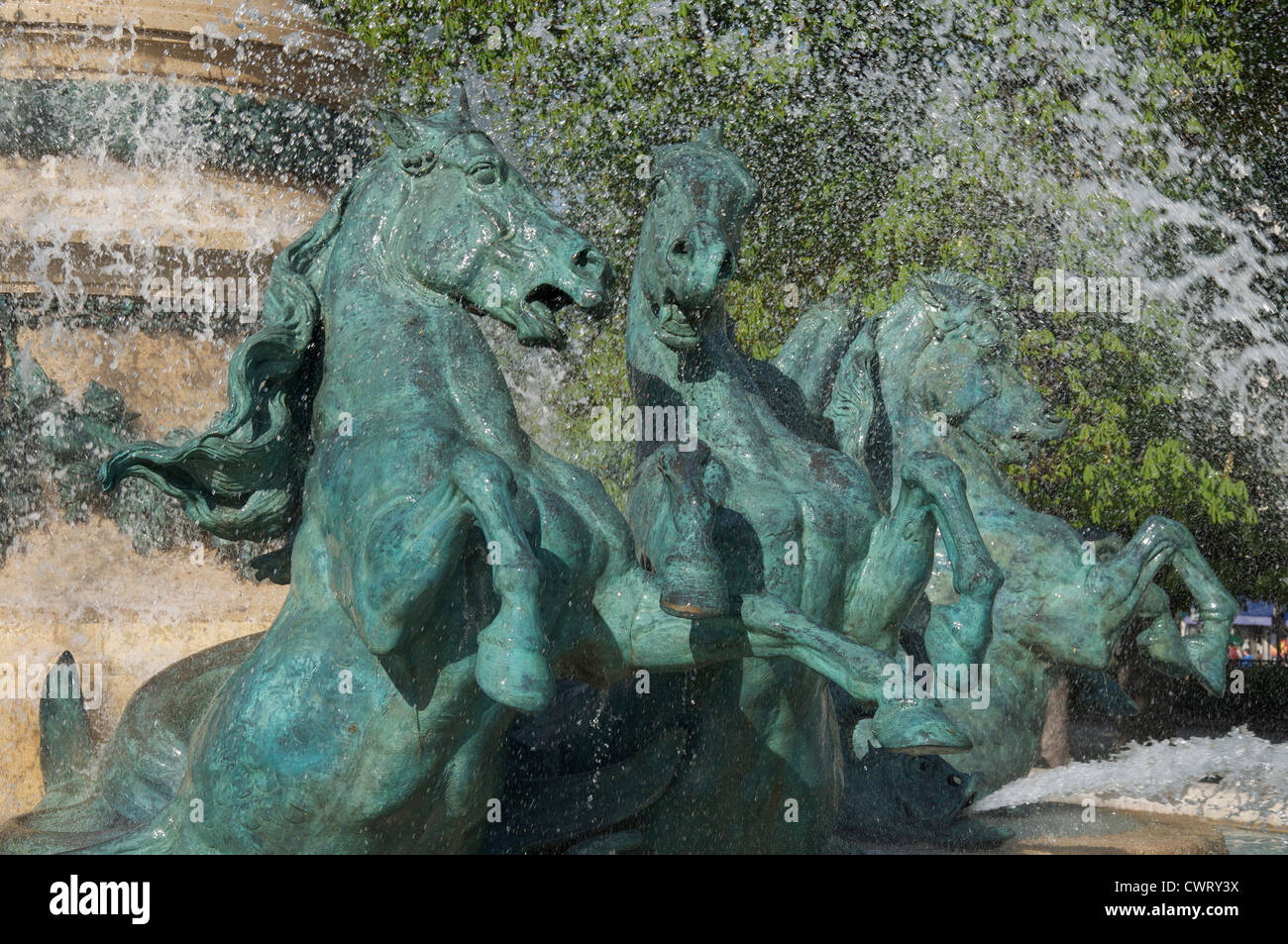 Brunnen. Galoppierende Pferde kostenlos durch die Wasserstrahlen die monumentale Fontaine de Observatoire im Jardin Marco Polo. Paris, Frankreich. Stockfoto