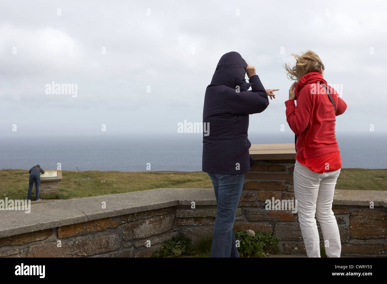 Touristen am windigen Beobachtungspunkt auf Dunnet Head nördlichsten Punkt von Festland Großbritannien Schottland, Vereinigtes Königreich Stockfoto