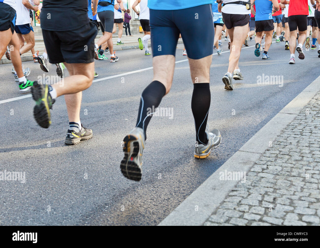 Wie Schnell Kann Ein Mensch Laufen Menschen laufen schnell in ein City-Marathon auf Straße Stockfotografie