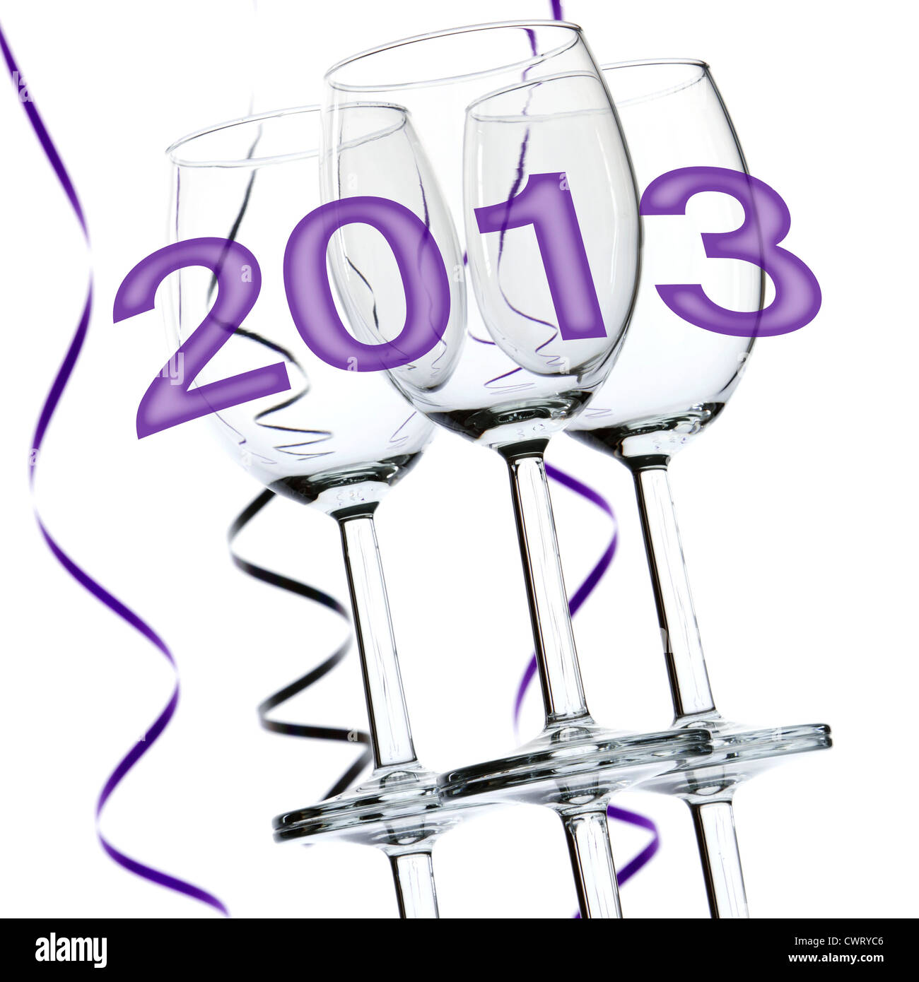 Neujahr 2013 Thema mit drei Gläser Wein und Partystromer isoliert auf weißem Hintergrund. Stockfoto