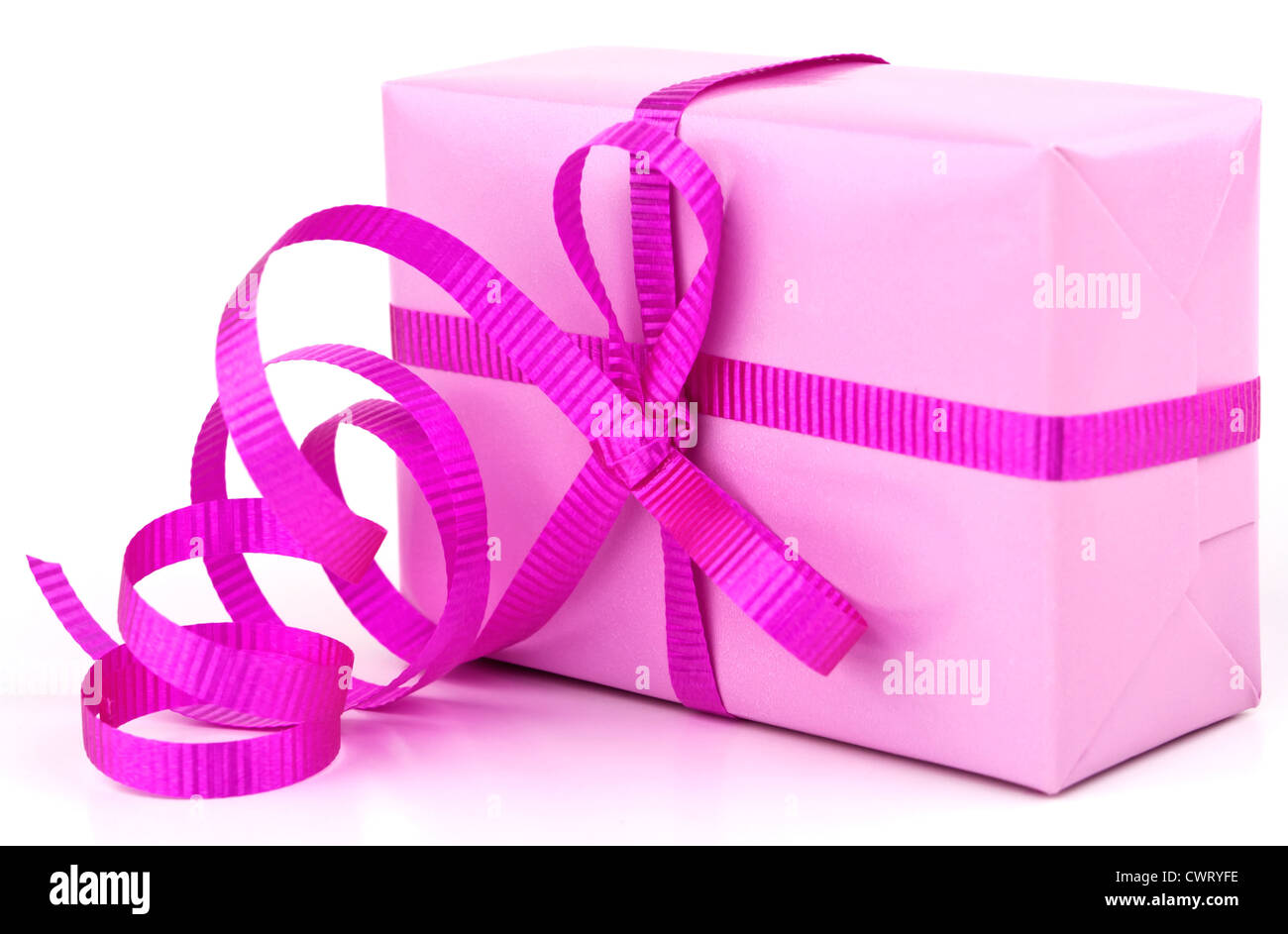 Geschenkbox verpackt in rosa Packpapier und geschweiften Band isoliert auf weißem Hintergrund. Stockfoto