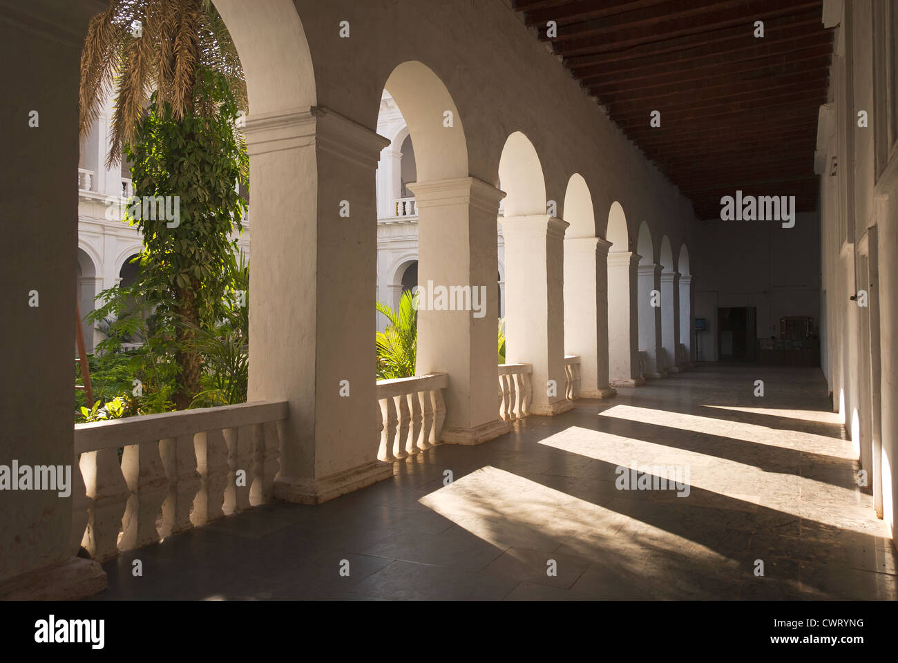 Elk201-1200 Indien, Goa, Old Goa, Bom Jesus Basillica, Kreuzgang Stockfoto