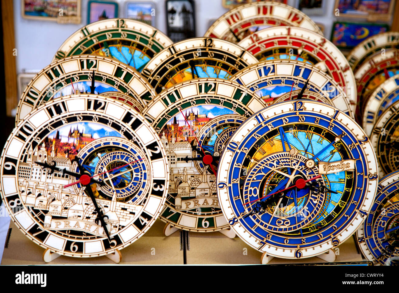 Miniaturen der berühmten Prager Orloj werden als Souvenirs in vielen Prager Altstadt Geschäften verkauft. Nur zur redaktionellen Verwendung. Stockfoto