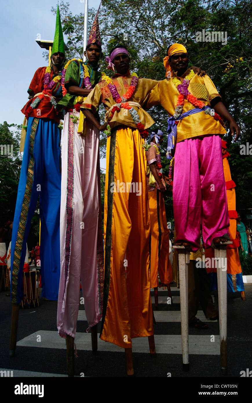 Mens footed auf die Onam Festival Prozession durchgeführt in Kerala, Indien lange lustig Fake aus Holz Stockfoto