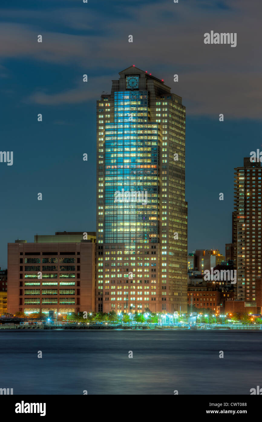 388 Greenwich Street (ursprünglich genannt Shearson Lehman Plaza) in New York City während der Abenddämmerung beleuchtet. Stockfoto
